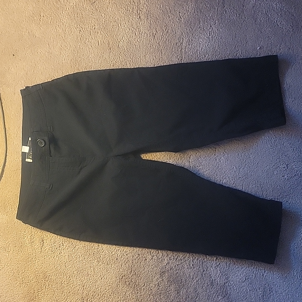 Black Capri pants